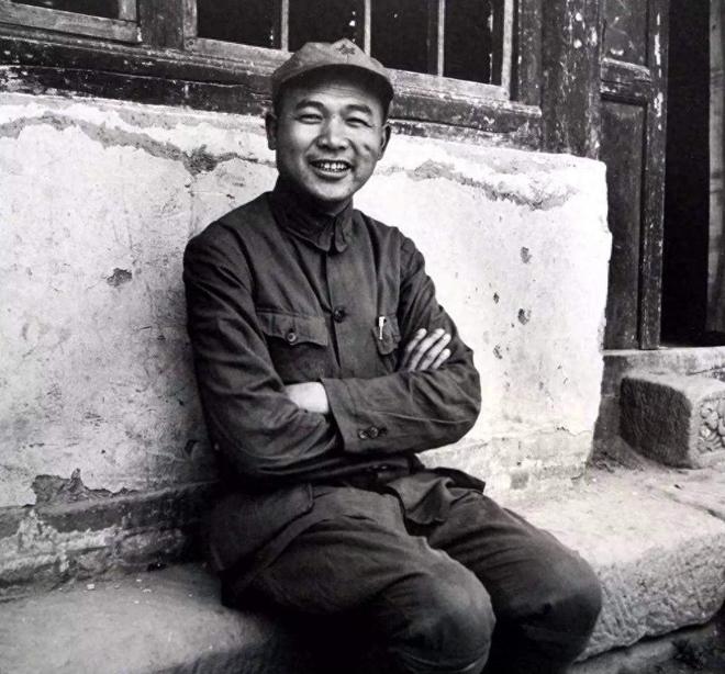 徐海东最后一次参加大会吸着氧气无法站立请一位老友代他投票